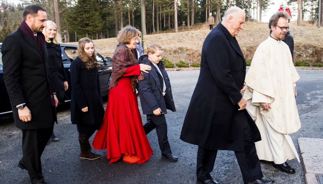 FØRSTE JULEDAG: Kongefamilien på vei inn til Holmenkollen kapell for å delta i julegudstjeneste i 2016. FOTO: NTB scanpix FØRSTE JULEDAG: Kongefamilien på vei inn til Holmenkollen kapell for å delta i julegudstjeneste i 2016. FOTO: NTB scanpix