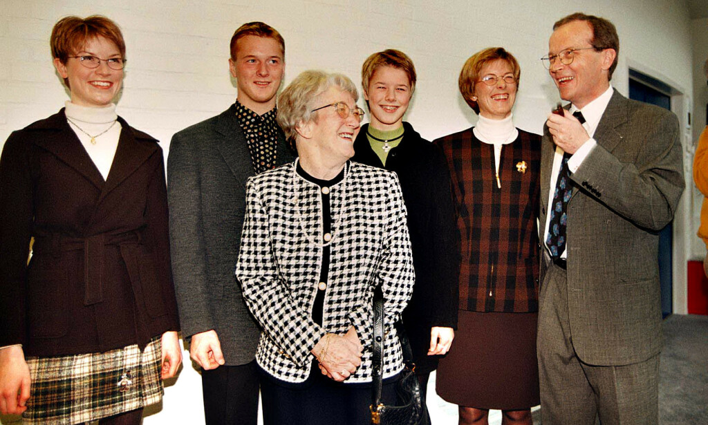 TRE GENERASJONER: Den nå avdøde Edith Nørregaard (midten), var gift med Godtfred. Her er hun avbildet med Kjeld Kirk Kristiansen, hans kone Camilla og barna Sofie, Thomas, og Agnete i 1995. Foto: NTB Scanpix TRE GENERASJONER: Den nå avdøde Edith Nørregaard (midten), var gift med Godtfred. Her er hun avbildet med Kjeld Kirk Kristiansen, hans kone Camilla og barna Sofie, Thomas, og Agnete i 1995. Foto: NTB Scanpix