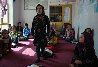 SKOLE PÅ GOLVET: Ghazal og medelevene er glad for å være på skolen, men sliter psykisk og med frykt. Men hjelp får de ikke. Foto: Stefanie Glinski / Save the Children SKOLE PÅ GOLVET: Ghazal og medelevene er glad for å være på skolen, men sliter psykisk og med frykt. Men hjelp får de ikke. Foto: Stefanie Glinski / Save the Children