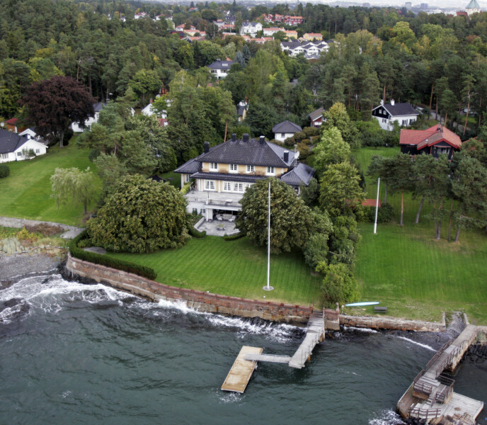 <strong>BRYGGEBRÅK:</strong> Dette bildet fra 2005 viser dagens brygge, som kommunen mener er for stor. Nå har søstrene klaget på Plan- og bygningsetatens avslag om endring. Foto: Cornelius Poppe / NTB scanpix <strong>BRYGGEBRÅK:</strong> Dette bildet fra 2005 viser dagens brygge, som kommunen mener er for stor. Nå har søstrene klaget på Plan- og bygningsetatens avslag om endring. Foto: Cornelius Poppe / NTB scanpix