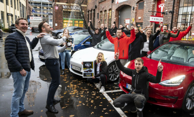 FULL JUBEL: Dette er andre gang gjengen hos Tesla kan juble over tittelen Årets Bil i Norge. Foto: Jamieson Pothecary. FULL JUBEL: Dette er andre gang gjengen hos Tesla kan juble over tittelen Årets Bil i Norge. Foto: Jamieson Pothecary.