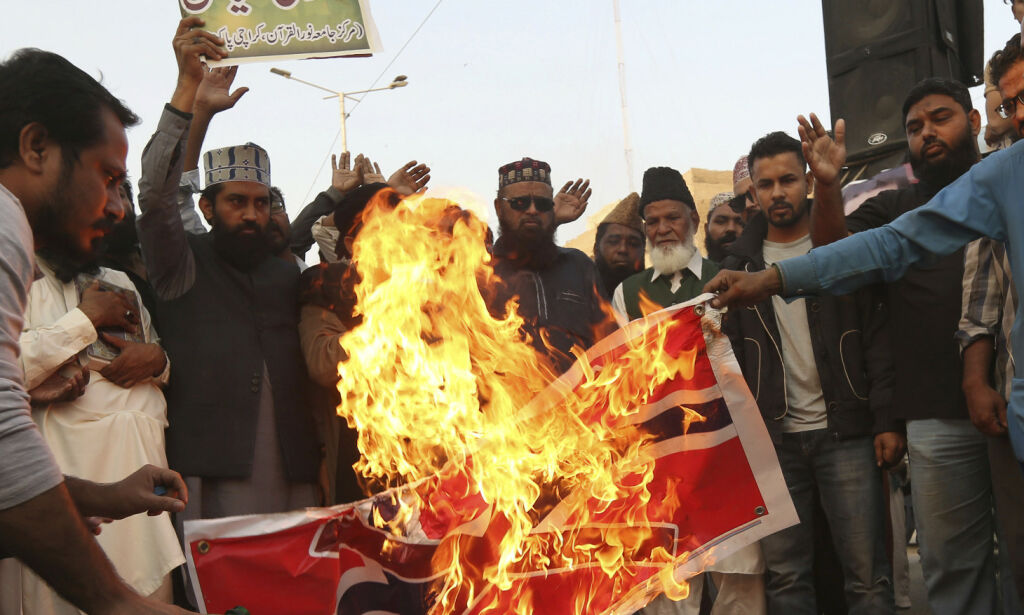 image: Demonstranter i Pakistan tente på norsk flagg