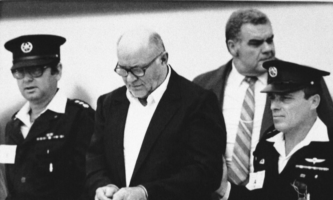 I HÅNDJERN: John Demjanjuk fotografert i retten under første rettsrunde i Jerusalem i 1986. Foto: AP / NTB Scanpix I HÅNDJERN: John Demjanjuk fotografert i retten under første rettsrunde i Jerusalem i 1986. Foto: AP / NTB Scanpix
