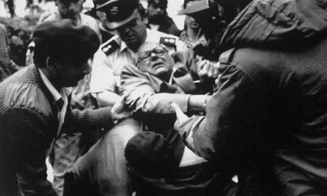 DRAMATIKK: John Demjanjuk ble båret inn i rettssalen i Jerusalem av fengselsvakter mot slutten av rettssaken som ble avsluttet i 1988. Foto: NTB Scanpix DRAMATIKK: John Demjanjuk ble båret inn i rettssalen i Jerusalem av fengselsvakter mot slutten av rettssaken som ble avsluttet i 1988. Foto: NTB Scanpix