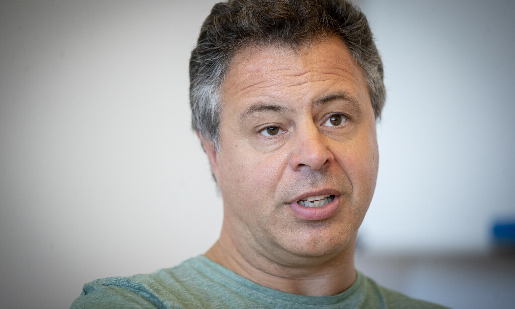 Professor Fluor: Ian Cousins er en av verdens største autotiteter på temaet perfluorerte stoffer, såkalte PFAS-er, i forbrukervarer. Foto: Bjørn Langsem Professor Fluor: Ian Cousins er en av verdens største autotiteter på temaet perfluorerte stoffer, såkalte PFAS-er, i forbrukervarer. Foto: Bjørn Langsem
