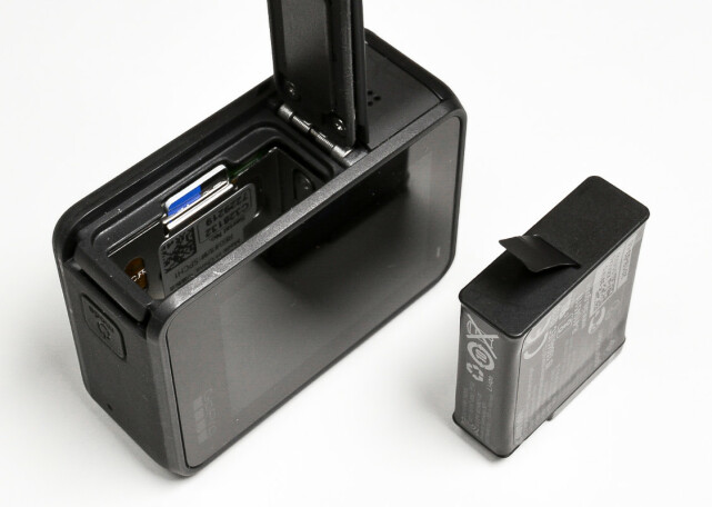 KOMBINERT: Minnekortet og batteriet er skjult bak det samme dekseetl. Begge er knotete å bytte. GoPro har fortsatt bare en plastbit man skal dra i for å få ut batteriet. Med kalde fingre er det ekstremt vanskelig, og med hansker på er det helt umulig. Foto: Jamieson Pothecary KOMBINERT: Minnekortet og batteriet er skjult bak det samme dekseetl. Begge er knotete å bytte. GoPro har fortsatt bare en plastbit man skal dra i for å få ut batteriet. Med kalde fingre er det ekstremt vanskelig, og med hansker på er det helt umulig. Foto: Jamieson Pothecary