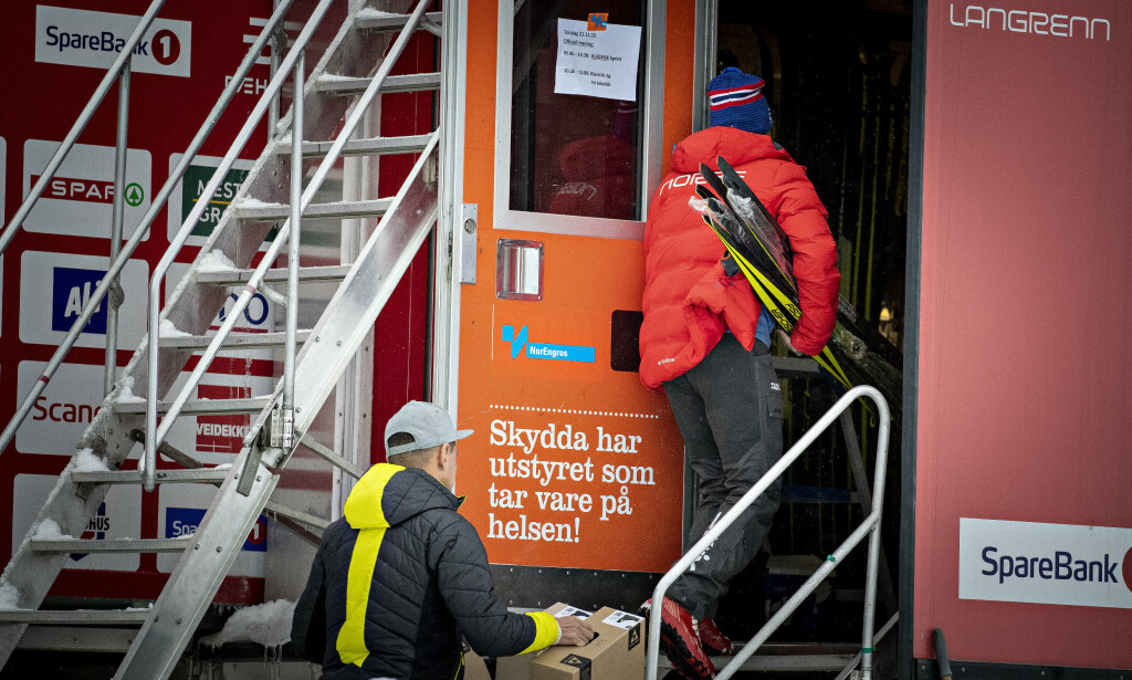 Hektisk aktivitet: Løpere og servicemenn inn og ut av utstyrsbodene under langrennsåpningen på beitostølen sist helg. Foto: Bjørn Langsem Hektisk aktivitet: Løpere og servicemenn inn og ut av utstyrsbodene under langrennsåpningen på beitostølen sist helg. Foto: Bjørn Langsem