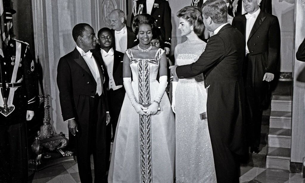 POPULÆR: Félix Houphouët-Boigny var en populær mann i Vesten, noe som godt illustreres av dette bildet fra 1962, der han og tas imot av president John F. Kennedy og førstedame Jackie Kennedy i Det hvite hus. Foto: REX / NTB scanpix POPULÆR: Félix Houphouët-Boigny var en populær mann i Vesten, noe som godt illustreres av dette bildet fra 1962, der han og tas imot av president John F. Kennedy og førstedame Jackie Kennedy i Det hvite hus. Foto: REX / NTB scanpix