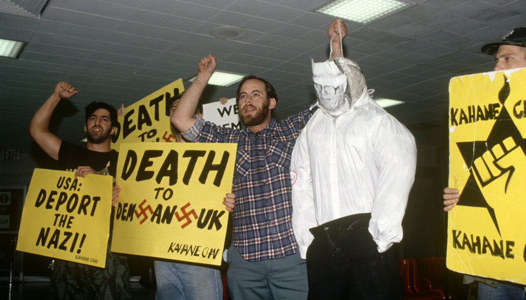 STERKE FØLELSER: At John Demjanjuk ble satt fri i 1993 skapte sterke reaksjoner. Her demonstreres det ved JFK flyplass i New York etter frifinnelsen. Foto: Charles Sykes/REX /NTB Scanpix STERKE FØLELSER: At John Demjanjuk ble satt fri i 1993 skapte sterke reaksjoner. Her demonstreres det ved JFK flyplass i New York etter frifinnelsen. Foto: Charles Sykes/REX /NTB Scanpix