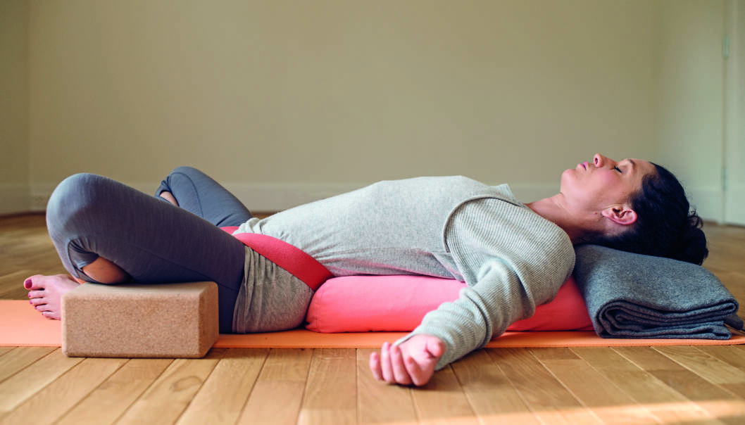 SOMMERFUGL PÅ RYGGEN (Supta Baddha Konasana): Dette er en mild bakover bøy som åpner opp bekkenet, hoftene, brystet og skuldrene – og dermed gir en deilig motvekt til sitting og skriving på data maskin, teksting, bæring av tunge poser, amming og andre ting vi driver med i livet vårt. SOMMERFUGL PÅ RYGGEN (Supta Baddha Konasana): Dette er en mild bakover bøy som åpner opp bekkenet, hoftene, brystet og skuldrene – og dermed gir en deilig motvekt til sitting og skriving på data maskin, teksting, bæring av tunge poser, amming og andre ting vi driver med i livet vårt.