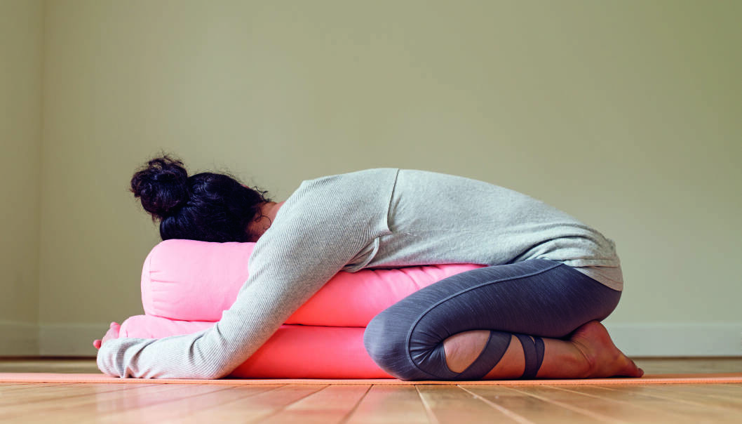 BARNET MED FULL STØTTE (Salamba Balasana): Denne foroverbøyen strekker ryggen, letter anspente skuldre og bidrar til å roe ned sinnet. Fordi den etterlikner babyenes hvilestilling, kan den også gi en ekstra følelse av trygghet og støtte.<br><br>Denne øvelsen virker bra mot menstruasjonssmerter. Den lindrer ekstra godt hvis du plasserer nevene foran eggstokkene som vist på bildet. Len deg forover med hendene her, og gjør for øvrig som beskrevet over. BARNET MED FULL STØTTE (Salamba Balasana): Denne foroverbøyen strekker ryggen, letter anspente skuldre og bidrar til å roe ned sinnet. Fordi den etterlikner babyenes hvilestilling, kan den også gi en ekstra følelse av trygghet og støtte.<br><br>Denne øvelsen virker bra mot menstruasjonssmerter. Den lindrer ekstra godt hvis du plasserer nevene foran eggstokkene som vist på bildet. Len deg forover med hendene her, og gjør for øvrig som beskrevet over.
