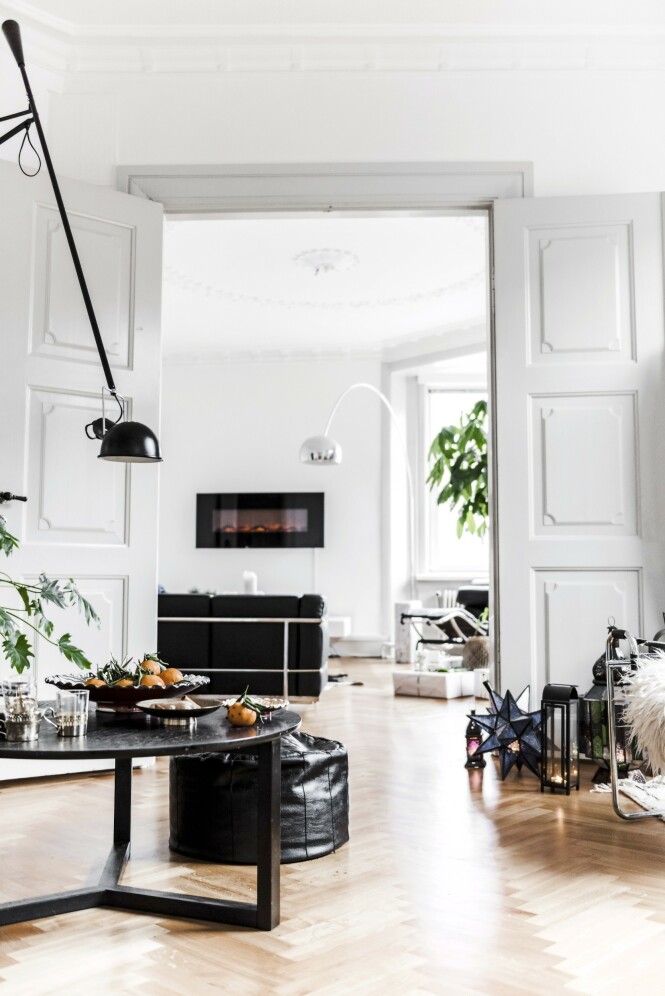 Leiligheten har flere stuer, og de store åpningene mellom dem var noe av det Anitta og Mikkel falt for da de kjøpte den. I den innerste stuen kan man kose seg med lyset fra biopeisen. Tips! Biopeis er en smart måte å skape vinterkos i en leilighet som ikke har skorstein. FOTO: Benjamin Lee Rønning Lassen Leiligheten har flere stuer, og de store åpningene mellom dem var noe av det Anitta og Mikkel falt for da de kjøpte den. I den innerste stuen kan man kose seg med lyset fra biopeisen. Tips! Biopeis er en smart måte å skape vinterkos i en leilighet som ikke har skorstein. FOTO: Benjamin Lee Rønning Lassen
