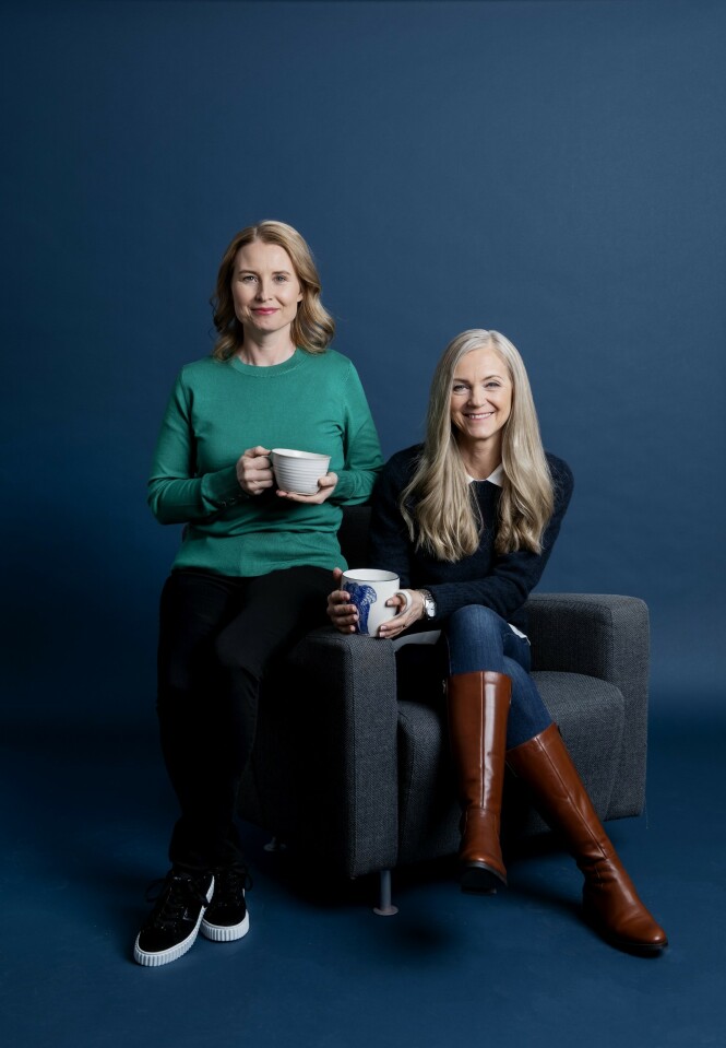 – Om vi kan vise våre barn at det er greit å være svak og falle iblant, så gjør vi dem sterkere og mer motstandsdyktige, sier Maria-Pia Gottberg (t.h.), som har skrevet boken «Känslosmart. Konsten att leva med sig själv och andra» sammen med Anna Eriksson Skarin. FOTO: Magnus Liam Karlsson – Om vi kan vise våre barn at det er greit å være svak og falle iblant, så gjør vi dem sterkere og mer motstandsdyktige, sier Maria-Pia Gottberg (t.h.), som har skrevet boken «Känslosmart. Konsten att leva med sig själv och andra» sammen med Anna Eriksson Skarin. FOTO: Magnus Liam Karlsson