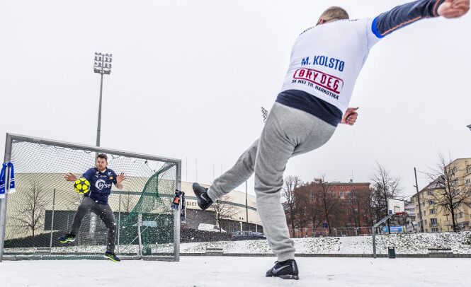 <strong>GA ALT:</strong> 47-årige Jan-Christian Kolstø ga alt, men hans 16 år yngre motstander Atle Simonsen lot seg ikke overliste. Foto: Hans Arne Vedlog / Dagbladet <strong>GA ALT:</strong> 47-årige Jan-Christian Kolstø ga alt, men hans 16 år yngre motstander Atle Simonsen lot seg ikke overliste. Foto: Hans Arne Vedlog / Dagbladet