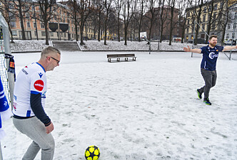 <strong>VIKING-JUBEL:</strong> Atle Simonsen (Frp) jubler etter seier i straffekonkurransen, mens statssekretærkollega Jan-Christian Kolstø (Venstre) innser at slaget er tapt. Foto: Hans Arne Vedlog / Dagbladet <strong>VIKING-JUBEL:</strong> Atle Simonsen (Frp) jubler etter seier i straffekonkurransen, mens statssekretærkollega Jan-Christian Kolstø (Venstre) innser at slaget er tapt. Foto: Hans Arne Vedlog / Dagbladet