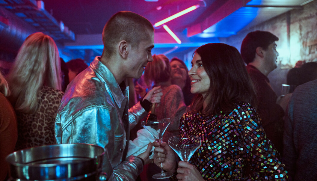 GOD TONE: Johanne (spilt av Ida Elise Broch) faller for den noe yngre svensken Jonas (spilt av Felix Sandman). Blir det dem? FOTO: Netflix GOD TONE: Johanne (spilt av Ida Elise Broch) faller for den noe yngre svensken Jonas (spilt av Felix Sandman). Blir det dem? FOTO: Netflix