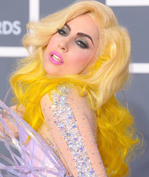 SPREK FARGE: Under Grammy-utdelingen i 2010, dukket Lady Gaga opp med en parykk i en sterk gulfarge. Foto: NTB Scanpix SPREK FARGE: Under Grammy-utdelingen i 2010, dukket Lady Gaga opp med en parykk i en sterk gulfarge. Foto: NTB Scanpix