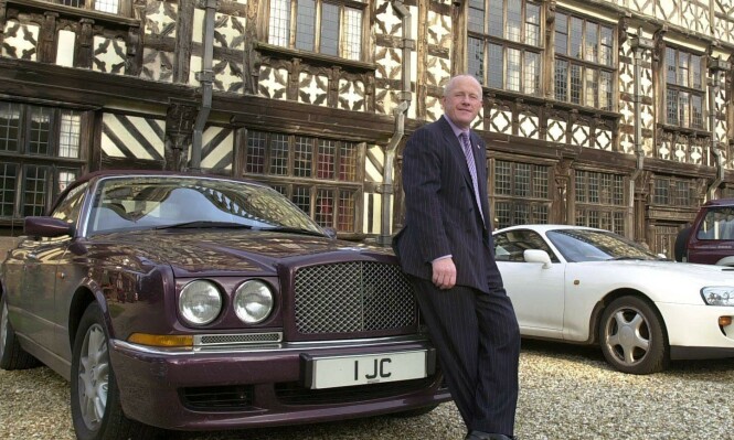 EKSENTRIKER: John Caudwell har blitt kjent som en eksentriker med en forkjærlighet for det meste som er dyrt, eller som går fort. Her er han avbildet utenfor sitt hjem Broughton Hall i Staffordshire i 2005. Foto: Jamie Jones / REX / NTB Scanpix EKSENTRIKER: John Caudwell har blitt kjent som en eksentriker med en forkjærlighet for det meste som er dyrt, eller som går fort. Her er han avbildet utenfor sitt hjem Broughton Hall i Staffordshire i 2005. Foto: Jamie Jones / REX / NTB Scanpix