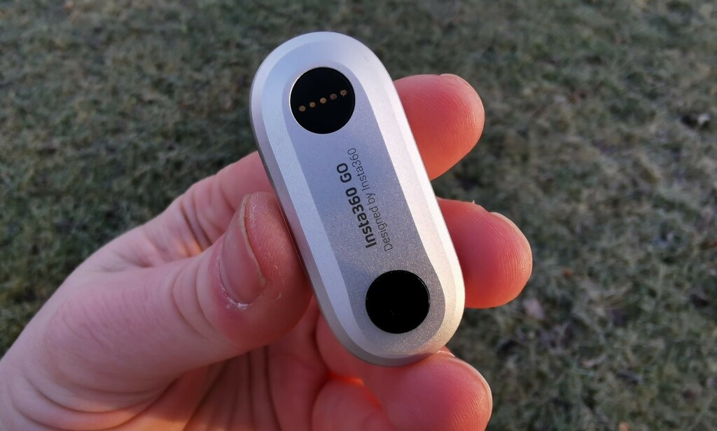 BAKSIDEN: I tillegg til ladekontakten finnes det en knapp på baksiden. Det er alt du bruker for å betjene Insta360 Go. Foto: Pål Joakim Pollen BAKSIDEN: I tillegg til ladekontakten finnes det en knapp på baksiden. Det er alt du bruker for å betjene Insta360 Go. Foto: Pål Joakim Pollen