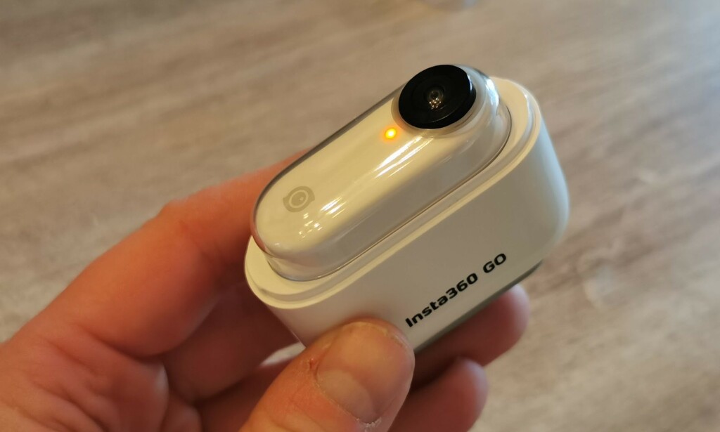 LADING: Lading av kameraet skjer i denne krybba, som har batteri til 2,5 fulladinger av selve kameraet. Den må også brukes for å overføre filene til mobiltelefonen. Foto: Pål Joakim Pollen LADING: Lading av kameraet skjer i denne krybba, som har batteri til 2,5 fulladinger av selve kameraet. Den må også brukes for å overføre filene til mobiltelefonen. Foto: Pål Joakim Pollen