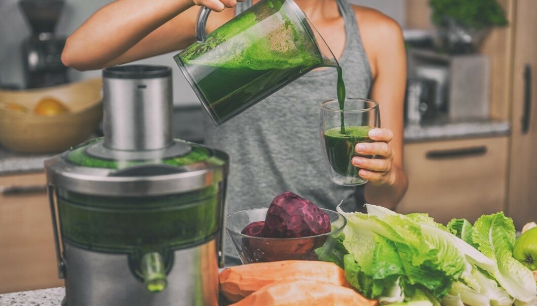 HJEMMEPRESSET JUICE: Hvis du har en juicer bør du heller lage din egen juice enn å kjøpe i butikken. FOTO: NTB Scanpix HJEMMEPRESSET JUICE: Hvis du har en juicer bør du heller lage din egen juice enn å kjøpe i butikken. FOTO: NTB Scanpix