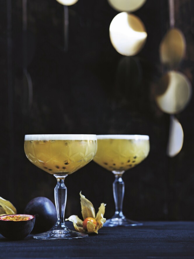 Start med å servere en drink som er akkurat passe søt og syrlig. Den kan selvfølgelig lages alkoholfri ved at du sløyfer brandyen og heller tilsetter mer sukkervann og pasjonsfrukt. Tips! Rist drinken uten is for å få ekstra mye skum. Så tilsetter du isen, og rister til alt er nedkjølt. FOTO: Columbus Leth Start med å servere en drink som er akkurat passe søt og syrlig. Den kan selvfølgelig lages alkoholfri ved at du sløyfer brandyen og heller tilsetter mer sukkervann og pasjonsfrukt. Tips! Rist drinken uten is for å få ekstra mye skum. Så tilsetter du isen, og rister til alt er nedkjølt. FOTO: Columbus Leth