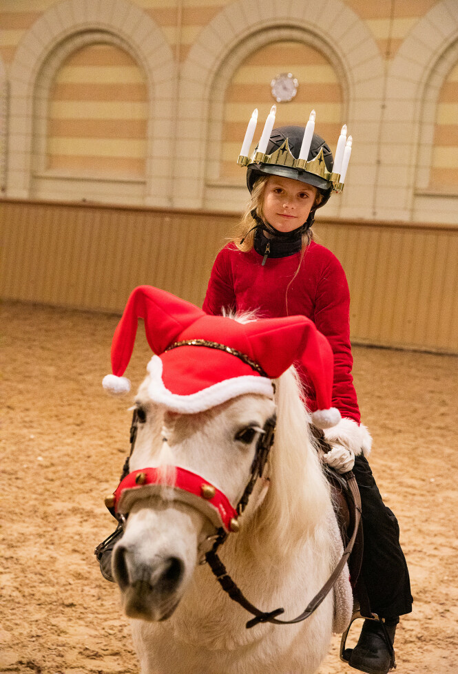<strong>I FARTA:</strong> Prinsesse Estelle og prins Oscar er svært aktive. Nå sender de en julehilsen til det svenske folk fra hesteryggen. Her er Estelle på hesteryggen. Foto: Sara Friberg / Det svenske kongehuset <strong>I FARTA:</strong> Prinsesse Estelle og prins Oscar er svært aktive. Nå sender de en julehilsen til det svenske folk fra hesteryggen. Her er Estelle på hesteryggen. Foto: Sara Friberg / Det svenske kongehuset