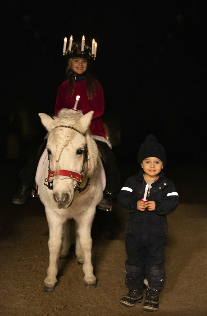 <strong>BROR OG SØSTER:</strong> Prinsen og prinsessen smiler pent til kameraet - på selveste Luciadagen. Foto: Sara Friberg / Det svenske kongehuset <strong>BROR OG SØSTER:</strong> Prinsen og prinsessen smiler pent til kameraet - på selveste Luciadagen. Foto: Sara Friberg / Det svenske kongehuset
