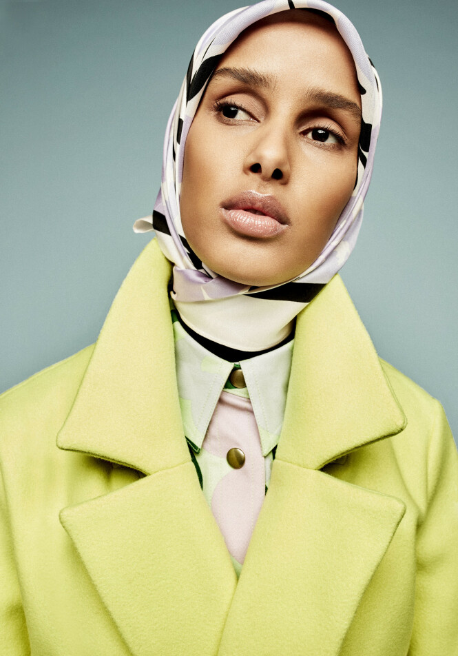 Rawdah viser aldri hud på bildene sine: – Det er av religiøse grunner, sier hun. Kåpe fra River Island og kjole og sjal fra Marimekko. FOTO: Trine Hisdal Rawdah viser aldri hud på bildene sine: – Det er av religiøse grunner, sier hun. Kåpe fra River Island og kjole og sjal fra Marimekko. FOTO: Trine Hisdal
