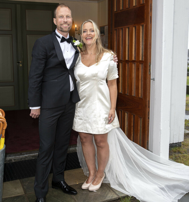 KORT BRUDEKJOLE: Henriette Steenstrup hadde en kort brudekjole på seg på selve bryllupsdagen. Foto: Andreas Fadum/Se og hør KORT BRUDEKJOLE: Henriette Steenstrup hadde en kort brudekjole på seg på selve bryllupsdagen. Foto: Andreas Fadum/Se og hør