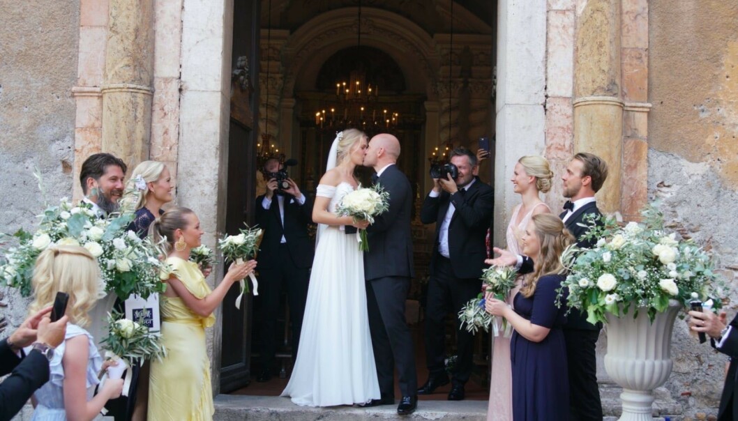 KYSS: Aksel Hennie og Karoline Hegbom klinte til på kirketrappen. Foto: Se og Hør KYSS: Aksel Hennie og Karoline Hegbom klinte til på kirketrappen. Foto: Se og Hør