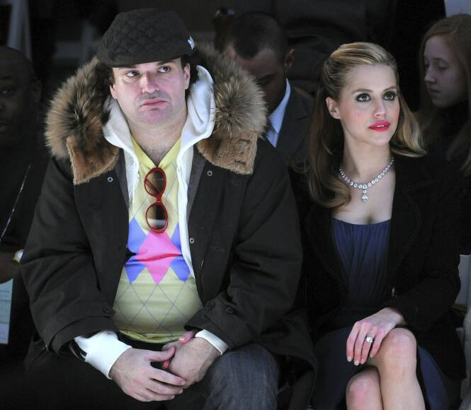 OMDISKUTERT: Simon Monjack ble ikke godt mottatt av pressen da han giftet seg med Brittany Murphy. Her er de to avbildet sammen under en motevisning i 2008. Foto: NTB Scanpix OMDISKUTERT: Simon Monjack ble ikke godt mottatt av pressen da han giftet seg med Brittany Murphy. Her er de to avbildet sammen under en motevisning i 2008. Foto: NTB Scanpix