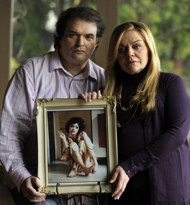 ORD MOT ORD: Simon Monjack og Sharon Murphy tilbakeviste en rekke påstander etter Brittany Murphys død. Her er de avbildet med et portrett av filmstjernen i januar 2010, få måneder før Monjack døde. Foto: AP/ NTB scanpix ORD MOT ORD: Simon Monjack og Sharon Murphy tilbakeviste en rekke påstander etter Brittany Murphys død. Her er de avbildet med et portrett av filmstjernen i januar 2010, få måneder før Monjack døde. Foto: AP/ NTB scanpix