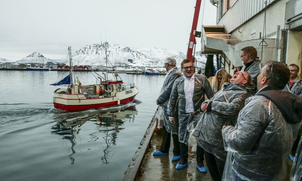 HJØRNESTENSBEDRIFT: Myre fiskemottak og de andre selskapene til Ted Robin Endresen utgjør ryggraden i fiskesamfunnet Myre i Vesterålen. Her fra da fiskeriminister Per Sandberg (leende i midten) besøkte mottaket i 2016. Ted Robin Endresen står med ryggen til og har briller på hodet. Foto: Foto: Stein J. Bjørge/NTB Scanpix HJØRNESTENSBEDRIFT: Myre fiskemottak og de andre selskapene til Ted Robin Endresen utgjør ryggraden i fiskesamfunnet Myre i Vesterålen. Her fra da fiskeriminister Per Sandberg (leende i midten) besøkte mottaket i 2016. Ted Robin Endresen står med ryggen til og har briller på hodet. Foto: Foto: Stein J. Bjørge/NTB Scanpix