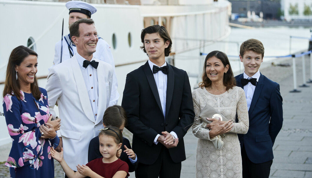 <strong>HELE HURVEN:</strong> Her er den unge prinsen sammen med resten av familien. Foto: NTB Scanpix <strong>HELE HURVEN:</strong> Her er den unge prinsen sammen med resten av familien. Foto: NTB Scanpix