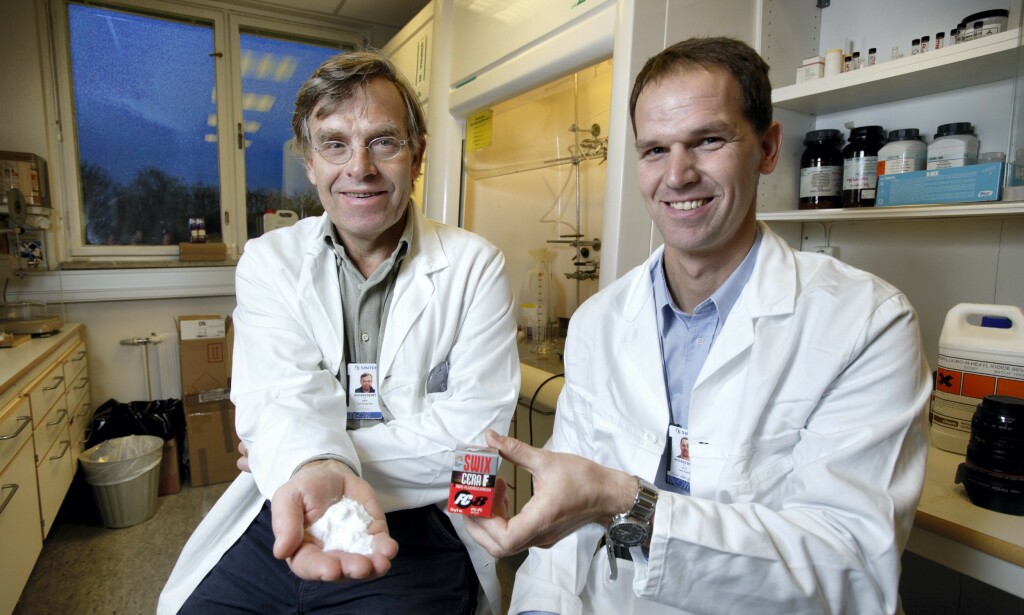 SWIX' STOLTHET: Fluorpulveret Cera F ga Swix et voldsomt løft internasjonalt. Her promotert i 2009 av daværende seniorforsker Leif «Dr. Wax» Torgersen Axell (han tok også navnet Axell fra 1994) og daværende forsknings- og utviklingssjef Lars Karlöf. Foto: Swix/ANB SWIX' STOLTHET: Fluorpulveret Cera F ga Swix et voldsomt løft internasjonalt. Her promotert i 2009 av daværende seniorforsker Leif «Dr. Wax» Torgersen Axell (han tok også navnet Axell fra 1994) og daværende forsknings- og utviklingssjef Lars Karlöf. Foto: Swix/ANB