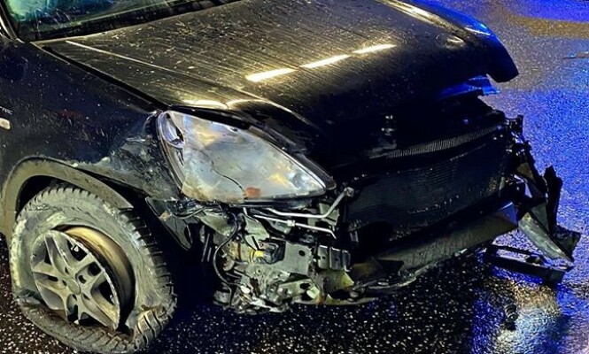 <strong>FRONTSKADER:</strong> Familiebilen har også skader i fronten, etter å ha truffet tunnelveggen. Foto: Vestfold interkommunale brannvesen <strong>FRONTSKADER:</strong> Familiebilen har også skader i fronten, etter å ha truffet tunnelveggen. Foto: Vestfold interkommunale brannvesen