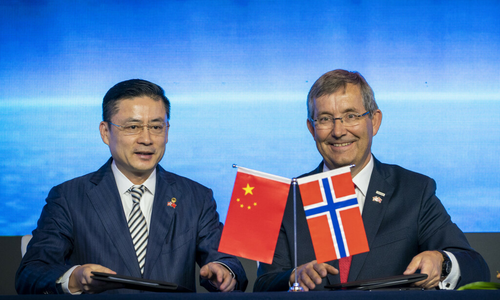 FÅR STØTTE: Konsernsjef i Avinor, Øyvind Hasaas, under signeringen av en avtale med kinesiske Hainan Airlines - Hainans visepresident Tan Xaing Dong til venstre. Selskapet flyr tre ganger i uken fra Oslo til Beijing, og er et av selskapene som fikk økonomisk støtte fra Avinor for å opprette ruten. Foto: Heiko Junge / NTB scanpix FÅR STØTTE: Konsernsjef i Avinor, Øyvind Hasaas, under signeringen av en avtale med kinesiske Hainan Airlines - Hainans visepresident Tan Xaing Dong til venstre. Selskapet flyr tre ganger i uken fra Oslo til Beijing, og er et av selskapene som fikk økonomisk støtte fra Avinor for å opprette ruten. Foto: Heiko Junge / NTB scanpix