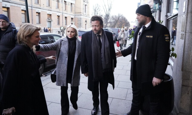 SAMLING: Lene Malin og Kåre Conradi på vei til minnestund. Foto: John T Pedersen/Dagbladet SAMLING: Lene Malin og Kåre Conradi på vei til minnestund. Foto: John T Pedersen/Dagbladet