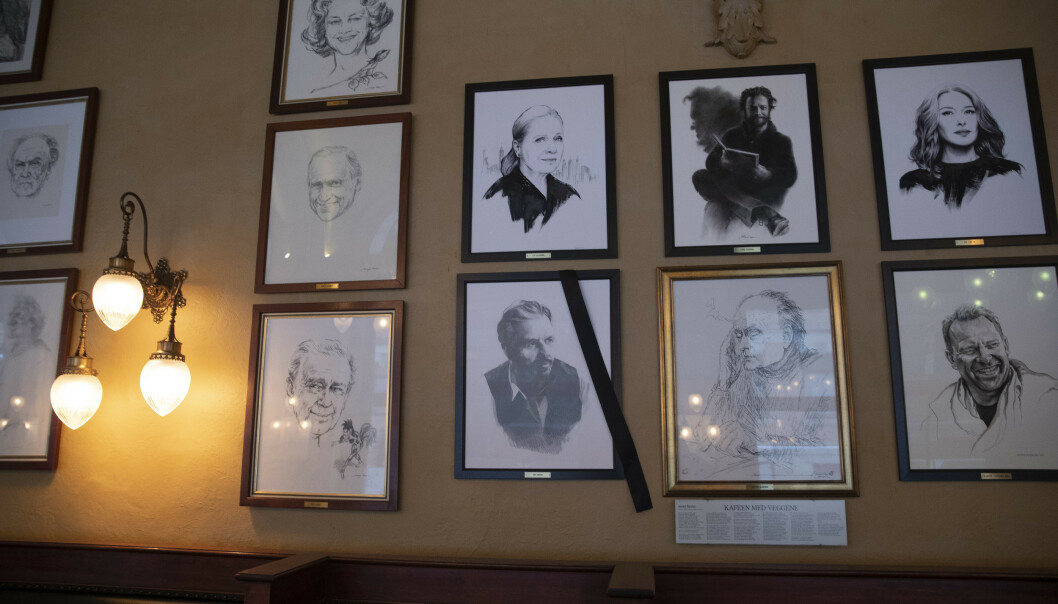 PORTRETT: I Siden 2016 har det hengt et portrett av Ari Behn på Theatercaféen. I disse dager er det hengt opp et sørgebånd over dette. Foto: NTB Scanpix PORTRETT: I Siden 2016 har det hengt et portrett av Ari Behn på Theatercaféen. I disse dager er det hengt opp et sørgebånd over dette. Foto: NTB Scanpix