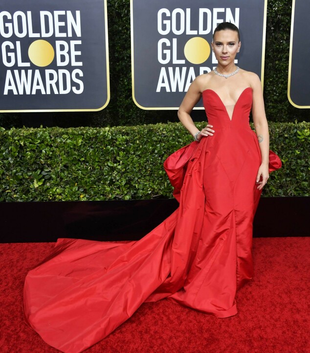 DRAMATISK: Scarlett Johansson i en drapert, blodrød kjole på Golden Globe-løperen. Foto: nTB scanpix DRAMATISK: Scarlett Johansson i en drapert, blodrød kjole på Golden Globe-løperen. Foto: nTB scanpix