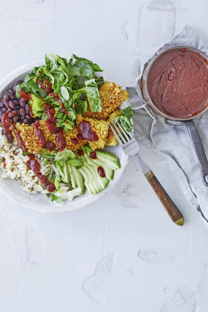 Lag sprø nuggets ved å panere kylling i knuste nachochips, og server retten i skåler som blir fulle av farger. Tips! Nuggets kan også dyppes i en hvitløksdressing eller salsa. FOTO: Winnie Methmann Lag sprø nuggets ved å panere kylling i knuste nachochips, og server retten i skåler som blir fulle av farger. Tips! Nuggets kan også dyppes i en hvitløksdressing eller salsa. FOTO: Winnie Methmann