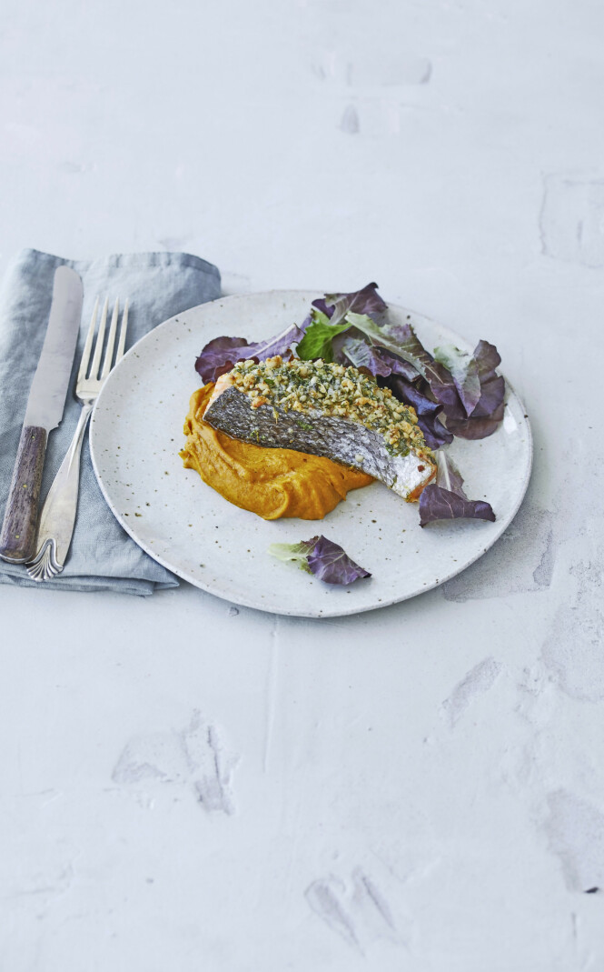 Dekk ovnsbakt laks med en sprø topping av krydderurter og pinjekjerner, og server med en knalloransje gresskarpuré. Tips! Du kan også bake en hel lakseside og fordele toppingen over fiskekjøttet. FOTO: Winnie Methmann Dekk ovnsbakt laks med en sprø topping av krydderurter og pinjekjerner, og server med en knalloransje gresskarpuré. Tips! Du kan også bake en hel lakseside og fordele toppingen over fiskekjøttet. FOTO: Winnie Methmann