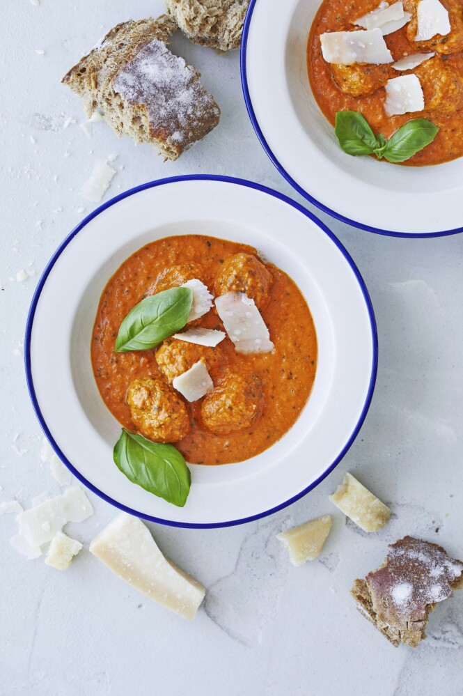 Lag en ekstra kremet og fyldig tomatsaus ved å tilsette mascarponeost eller kremost naturell. Tips! Denne retten kan også serveres med pasta i stedet for brød. FOTO: Winnie Methmann Lag en ekstra kremet og fyldig tomatsaus ved å tilsette mascarponeost eller kremost naturell. Tips! Denne retten kan også serveres med pasta i stedet for brød. FOTO: Winnie Methmann