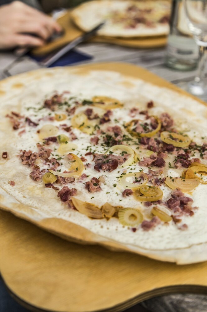 Flammkuchen er en spesialitet som egentlig stammer fra grensetraktene mellom Tyskland og Frankrike, og den kan minne om en pizza. FOTO: Mikkel Bækgaard Flammkuchen er en spesialitet som egentlig stammer fra grensetraktene mellom Tyskland og Frankrike, og den kan minne om en pizza. FOTO: Mikkel Bækgaard