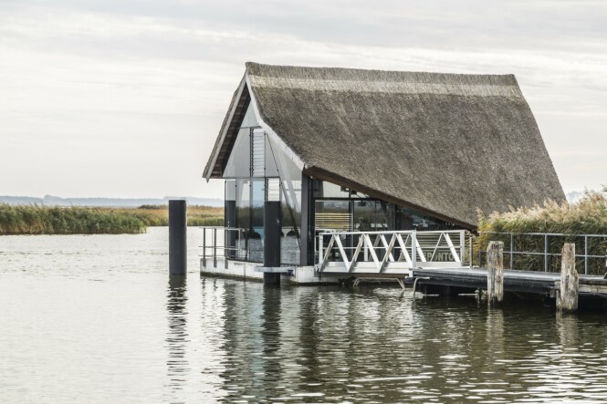 Restauranten Kranich Haus flyter på en pongtong og gir en opplevelser helt utenom det vanlige. FOTO: Mikkel Bækgaard Restauranten Kranich Haus flyter på en pongtong og gir en opplevelser helt utenom det vanlige. FOTO: Mikkel Bækgaard
