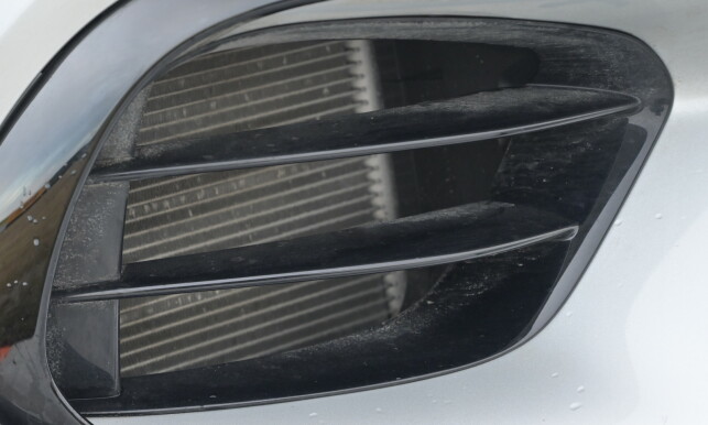 IKKE FAKE: Det er ofte plast bak luftinntakene, men her finner vi kjøling til både motor, luft og olje. Foto: Rune M. Nesheim IKKE FAKE: Det er ofte plast bak luftinntakene, men her finner vi kjøling til både motor, luft og olje. Foto: Rune M. Nesheim