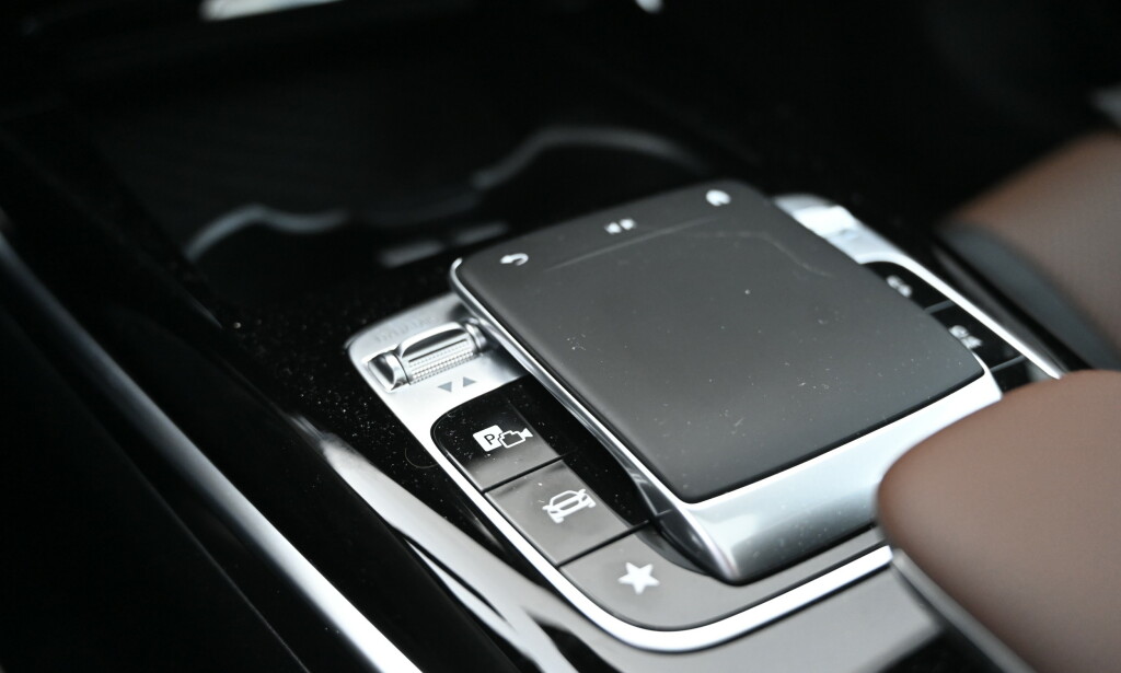 FINGRING: Hjulet er erstattet av haptisk plate. Man har kortkommando til navi, radio, telefon, bilinstillinger og kamera rundt, og man kan sveipe mellom kanaler i front på plata. Det er enklere å bruke tommelen på rattet, men vi savner hjulet. Foto: Rune M. Nesheim FINGRING: Hjulet er erstattet av haptisk plate. Man har kortkommando til navi, radio, telefon, bilinstillinger og kamera rundt, og man kan sveipe mellom kanaler i front på plata. Det er enklere å bruke tommelen på rattet, men vi savner hjulet. Foto: Rune M. Nesheim