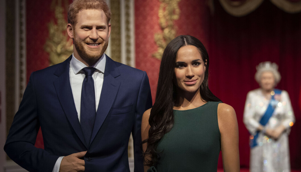 <strong>ALENE:</strong> I bakgrunnen av voksfiugurene av prins Harry og kona, kan man skimte resten av kongefamilien. Foto: NTB Scanpix <strong>ALENE:</strong> I bakgrunnen av voksfiugurene av prins Harry og kona, kan man skimte resten av kongefamilien. Foto: NTB Scanpix