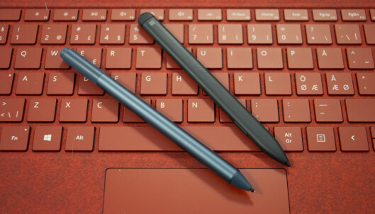 <strong>NY PENN:</strong> Den «gamle» Surface Pen til venstre, den nye og slanke til høyre. Foto: Martin Kynningsrud Størbu <strong>NY PENN:</strong> Den «gamle» Surface Pen til venstre, den nye og slanke til høyre. Foto: Martin Kynningsrud Størbu